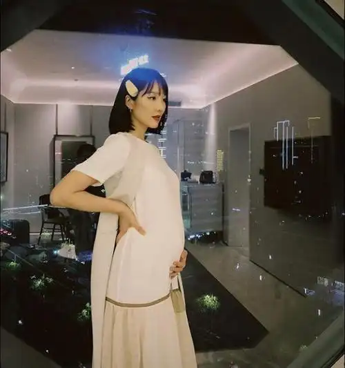 李亚男挺孕肚陪女儿上课天韵露童真笑容完全小王祖蓝既视感