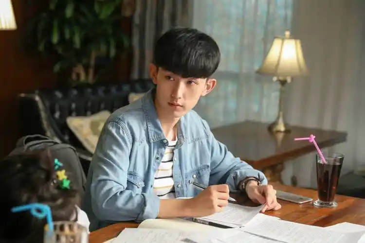 青春欠我一个钱三一少年派热播郭俊辰完美演绎全能学霸