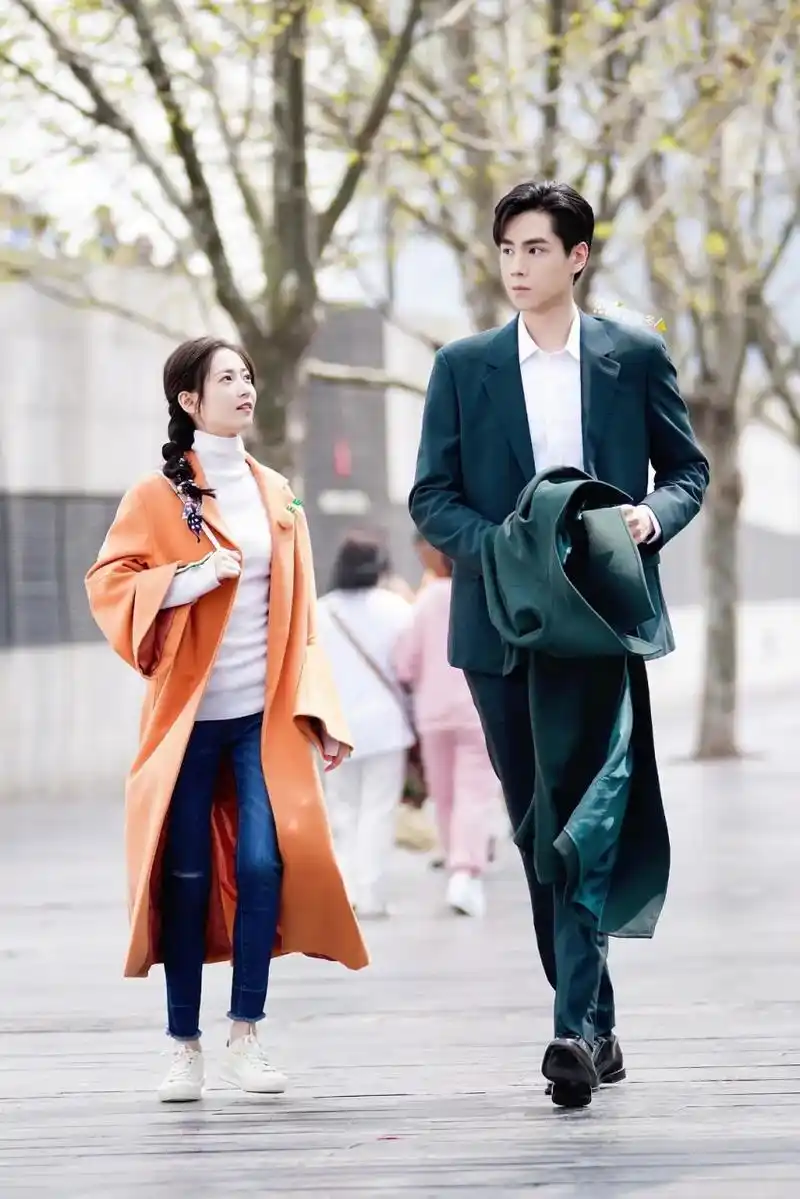 一直觉得陈钰琪身高不低,没想到在胡一天面前变得如此小鸟依人.