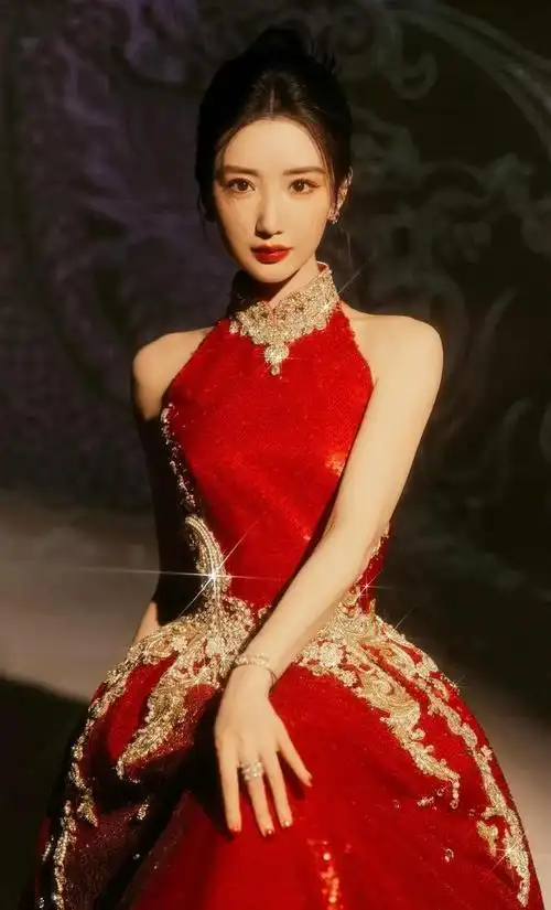 毛晓彤身穿红色紧身开衩裙身材窈窕魅力四射