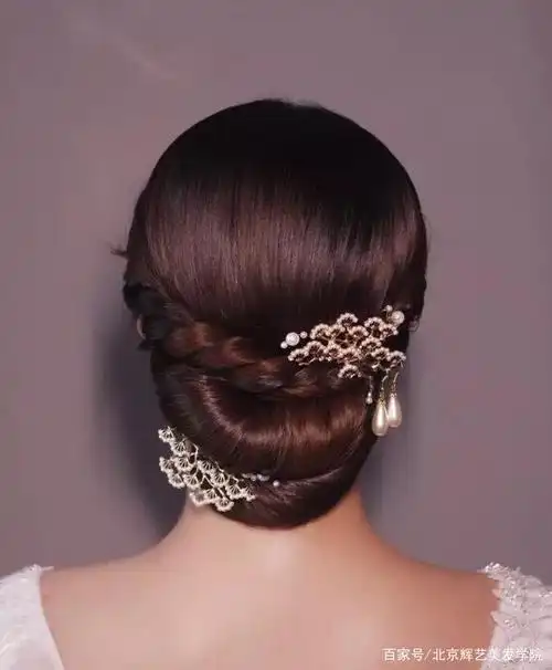 盘发在人们的日常生活中都会用到,通过盘发能塑造女性的端庄,古典