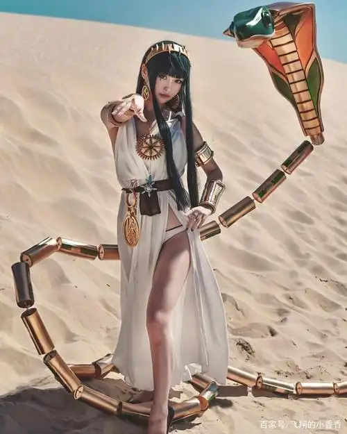 一组小姐姐cos的玩蛇的组图,神态极美