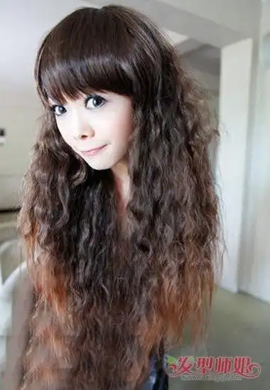 女生烟花烫染发棕色造型钻石脸型女生长卷发呈现2