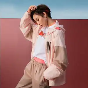 adidas阿迪达斯外套女2022春季新款运动服连帽粉色跑步夹克gf0133