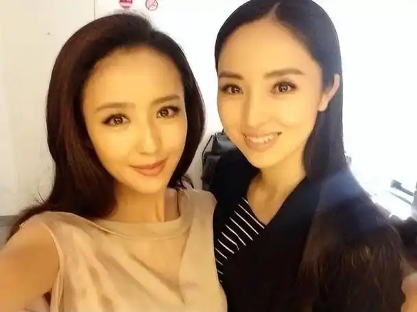 同样,当佟丽娅离婚时,许多不解的观众也纷纷表示:董璇为何才选择现在