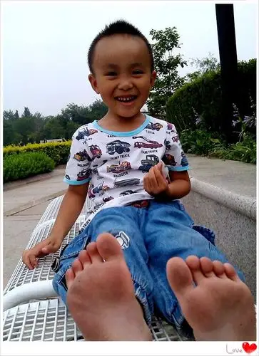 光着小脚丫的玩耍