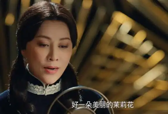 刘嘉玲与比她年轻18岁的蒋欣共同出演了姐妹角色,但刘嘉玲的表现明显