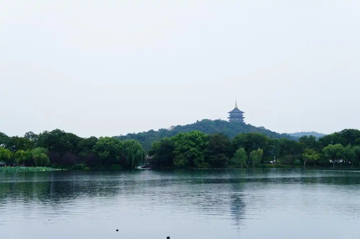 杭州苏堤真实照片,风景秀丽且历史文化悠久,是西湖十景之首