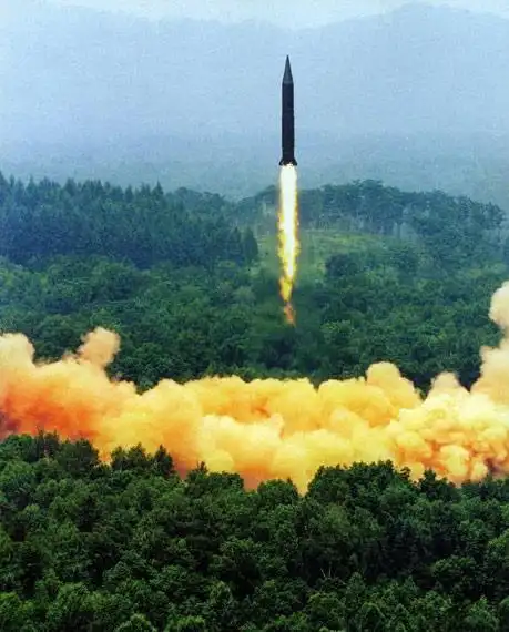 图文:二炮东风-型导弹发射图