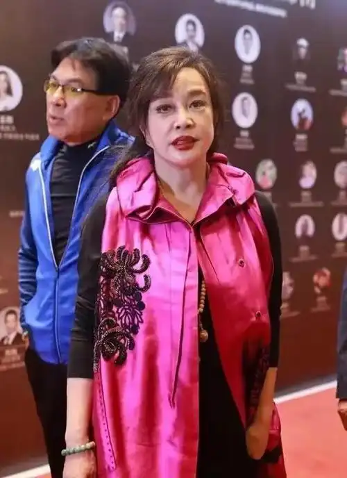 看了没修图的刘晓庆,我再也不相信什么"冻龄美人"了!