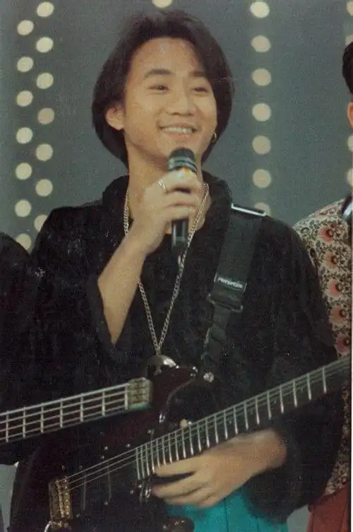 黄家驹珍贵单人照颜值和实力秒杀现在的小鲜肉