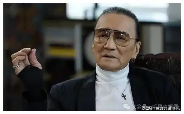 84岁的谢贤与小49岁女友相恋曾一度靠药物维持身体