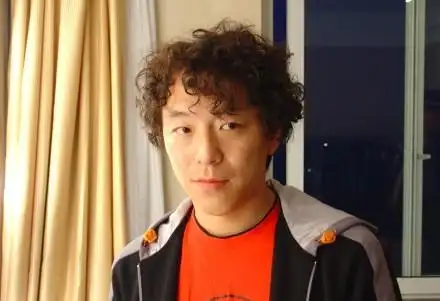 照片中的黄渤看起来十分青涩,留着一头俏皮的小卷毛,看起来还有点像