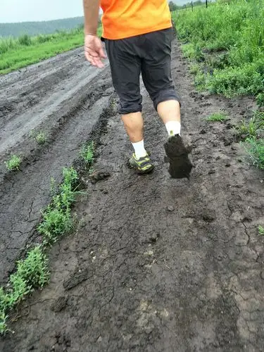 我和石头,茂哥踩着泥巴倒回来帮忙.鞋子有多重?