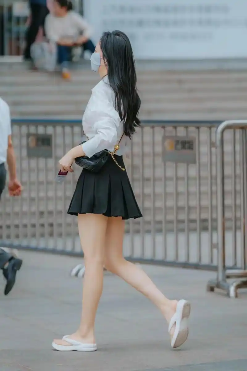 白衬衫,黑裙子,白拖鞋,清爽时尚的黑白配,悠闲自在的夏季穿搭.