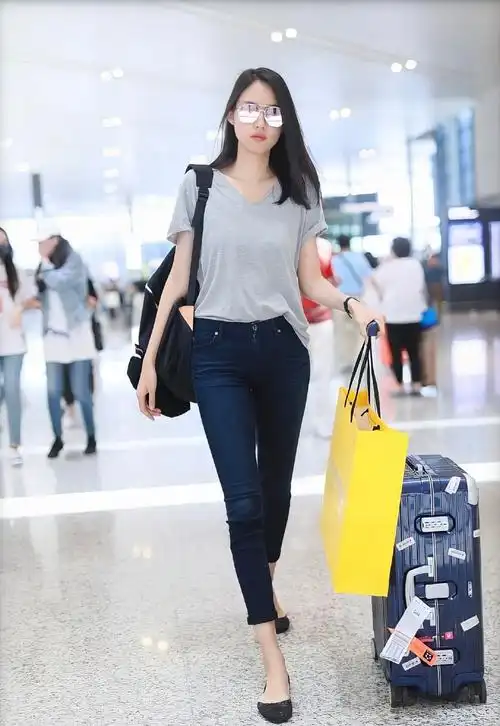 明明应该是一条九分裤或者长裤,怎么总感觉被张梓琳穿出了八分裤的