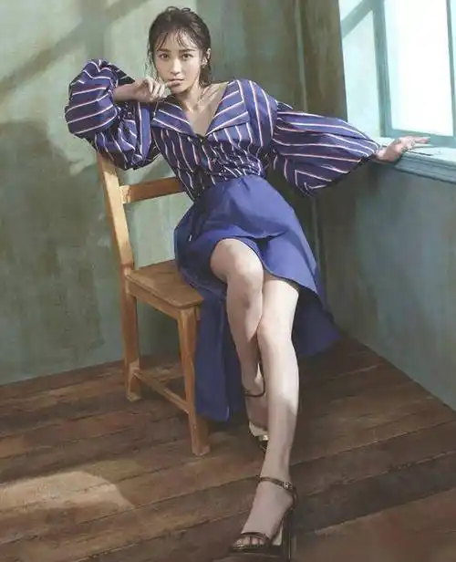 文章捧着姚笛的脚"爱不释手"!网友:太完美_杨幂_脚丫_时代