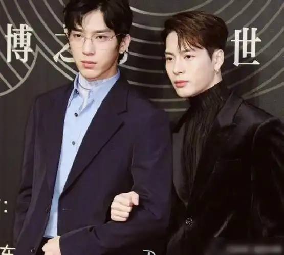 井柏然王嘉尔携手走红毯当同框生图曝光后气质高低一目了然