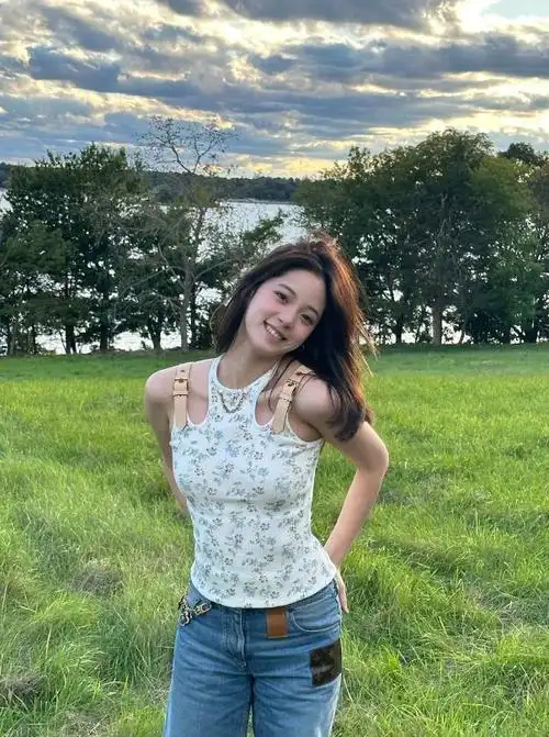 欧阳娜娜近日在社交平台上分享了她在美国留学期间的生活照,让我们一