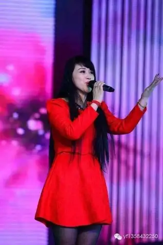 歌手女神时嘉推出草原风歌曲【高原格桑花】首发