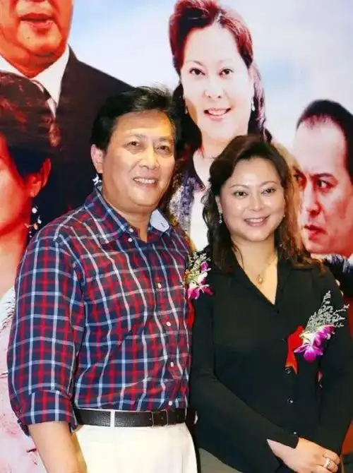 唐国强带二婚老婆亮相小12岁混血娇妻体态丰腴一脸福相