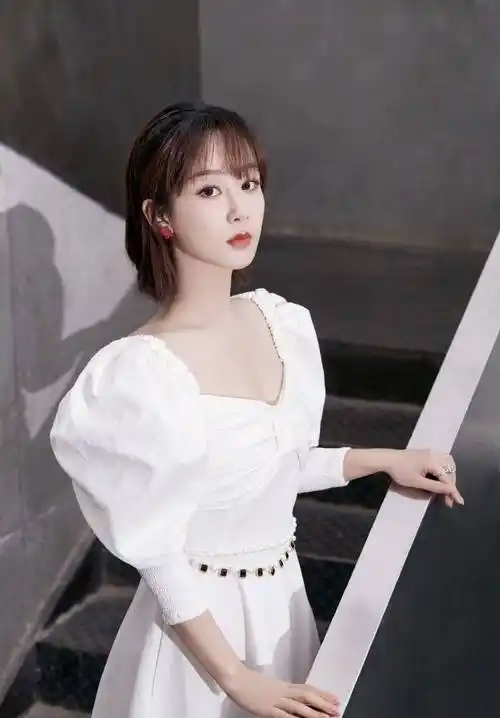 杨紫白色泡泡袖收腰连衣裙亮相活动一头短发甜美可爱尽显温柔