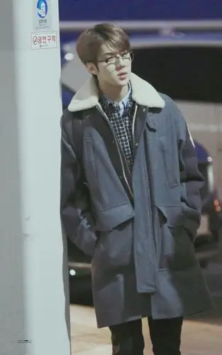 吴世勋机场路拍图