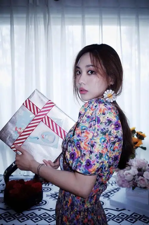 王霏霏 孟佳麻烦原地出道谢谢