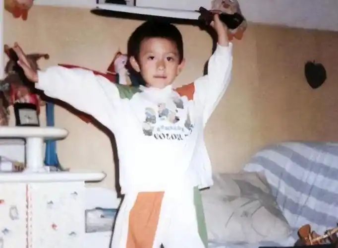 夏雨说自己小时候很内向,身体瘦弱经常被人欺负,而这些都与他三岁半就