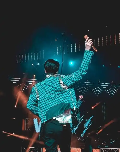 吴世勋[超话]##背影拍照大比拼# 背影太好. 来自爱丽ing_cbh - 尾博