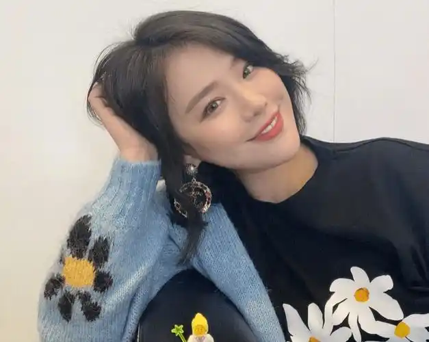 马思纯恋情又添实锤,与男友搭肩搂抱,还带对方见家长疑好事将近