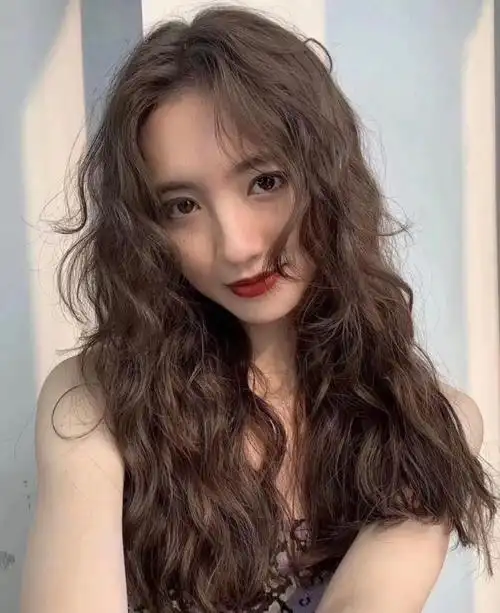 女生法式自然卷发打造妩媚迷人气质,卷发图片,发型图片