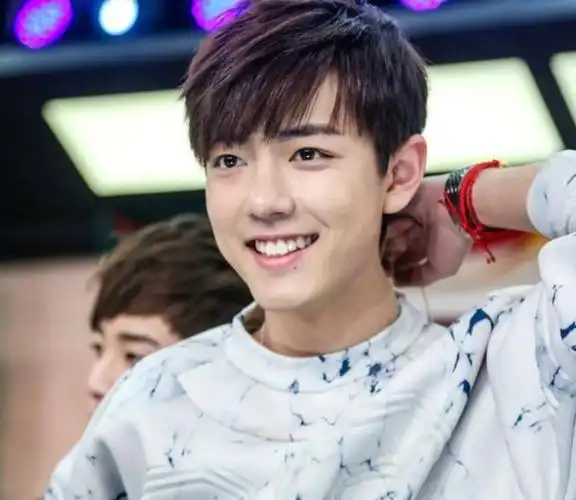 肖战初中时的照片