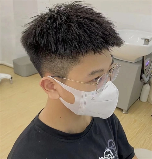 粗硬和细软发质锡纸烫效果不同,粗硬发质明显的更立体有型,搭配侧面