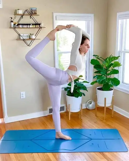 瑜伽裤白背心也藏不住凹凸感,太撩人了,你心动了吗?