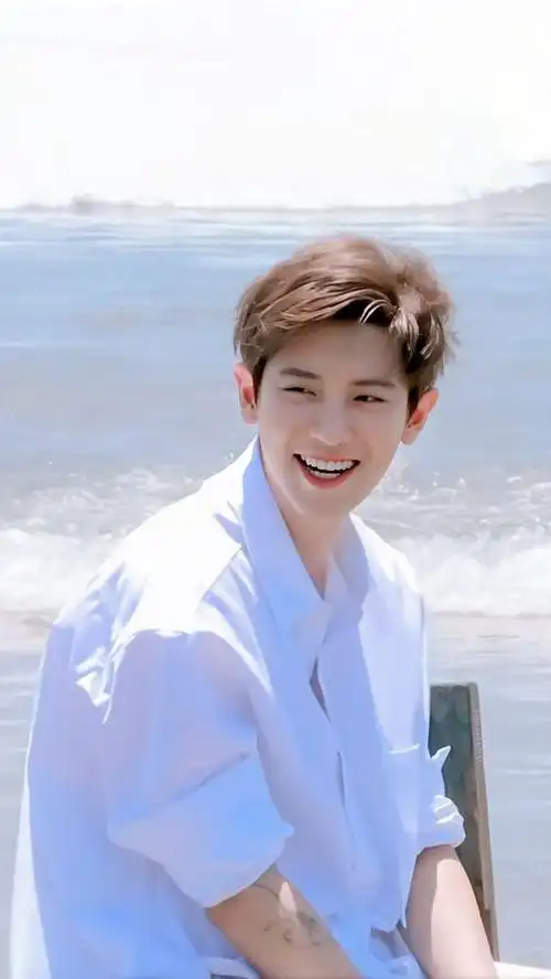 这是一个越往下拉笑容越大的93朴灿烈93笑容楼