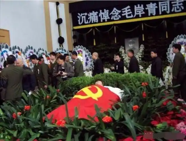 毛岸青在大连期间,在刘思齐的引荐下与邵华再次重逢,而后二人开始保持