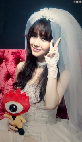 李贞贤披纯白婚纱