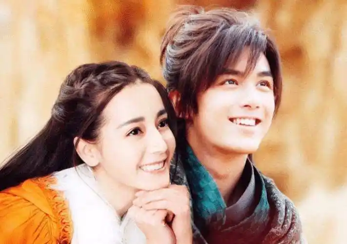 赵露思饰演的李乐嫣和刘宇宁饰演的"冷面杀手皓都,他们俩剧中的人设