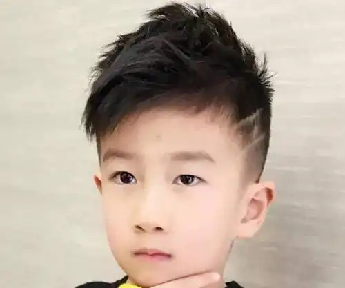发型设计 儿童发型 >> 小男孩把两边剃掉的发型怎么做 小学生剪剃鬓角