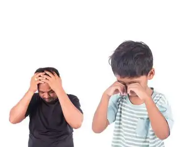 生气生气的小男孩图片