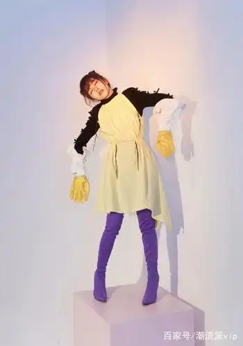 火箭少女赖美云黄色格纹裙配紫色长靴为凹造型戴洗碗手套