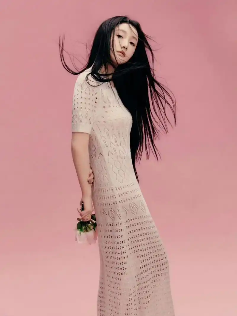 姜贞羽一袭白色连衣裙,清新优雅迷人尽显.#明星穿搭# #姜贞羽