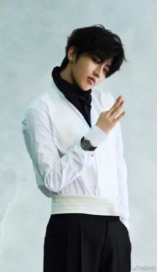 蔡徐坤ok手势配上暖阳般的笑容,又酷又帅又奶又萌又乖又可爱又.