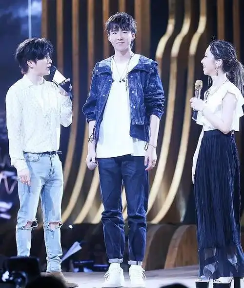 而刘宇宁目测至少比薛之谦高个15-20cm,当然也有人说薛之谦身高是168