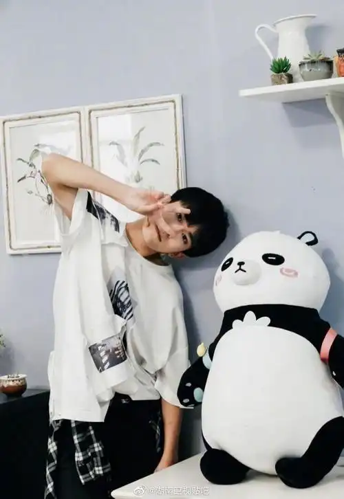 易烊千玺可爱剪刀手系列合集 小烊真的是从小可爱到大