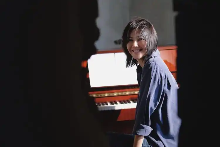 孙燕姿余额自弹自唱满足歌迷愿望