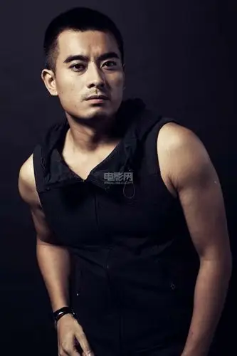 陈龙脱"道袍"晒肌肉 身形魁梧不减武松风采_明星写真_图集_电影网