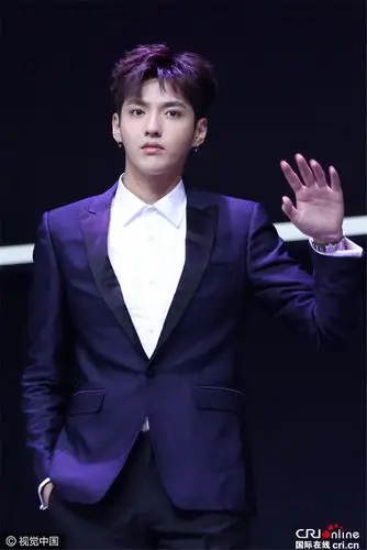 吴亦凡代言叮嘱粉丝注意安全 西装革履双手插兜耍帅