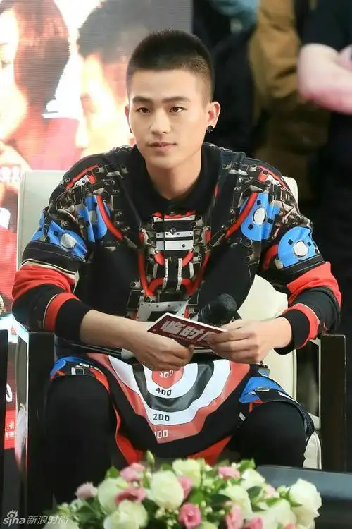 穿遍一线大牌 欧豪2014look全盘点